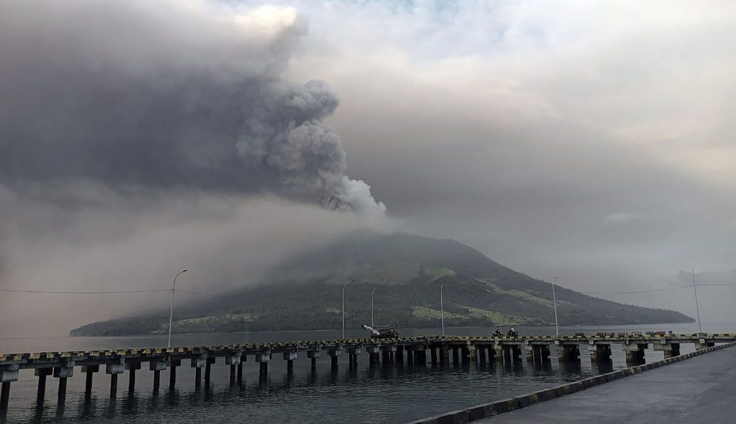 В Індонезії почалося виверження вулкана: тисячі людей евакуюють
