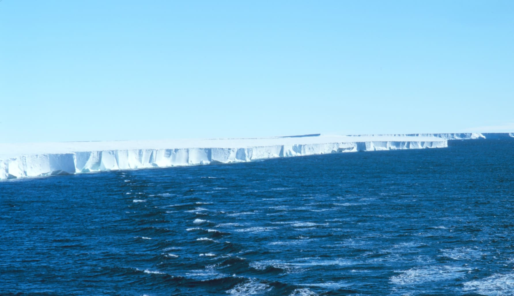 Антарктичний льодовик розміром з Іспанію раптово зсувається