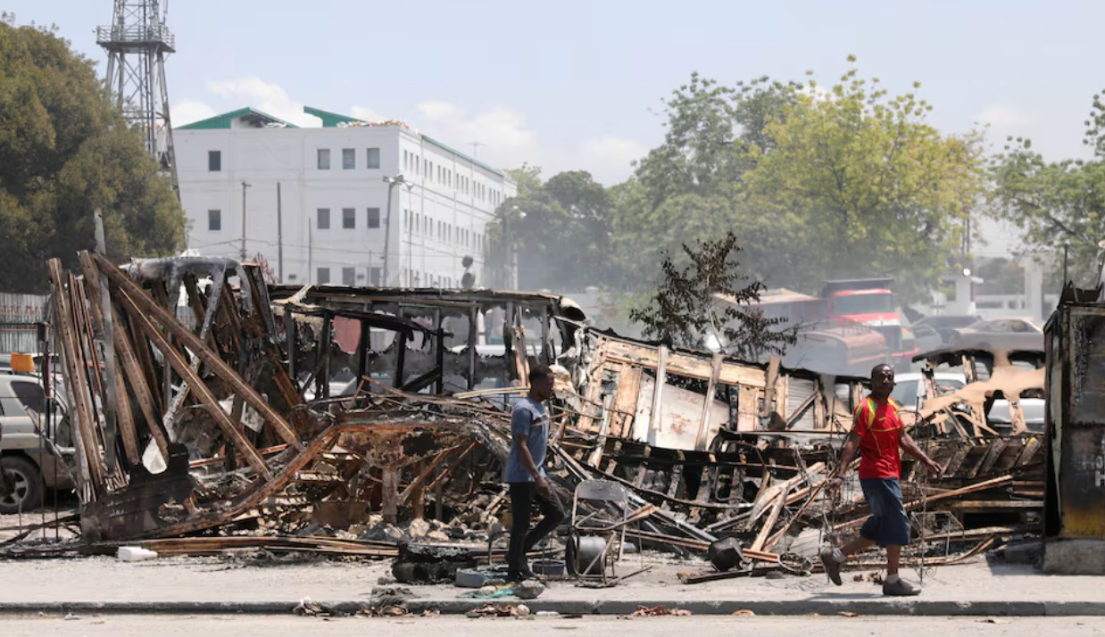 Повстання на Гаїті: банди спалюють будинки у бідному районі столиці